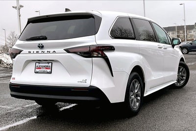 2024 Toyota Sienna LE