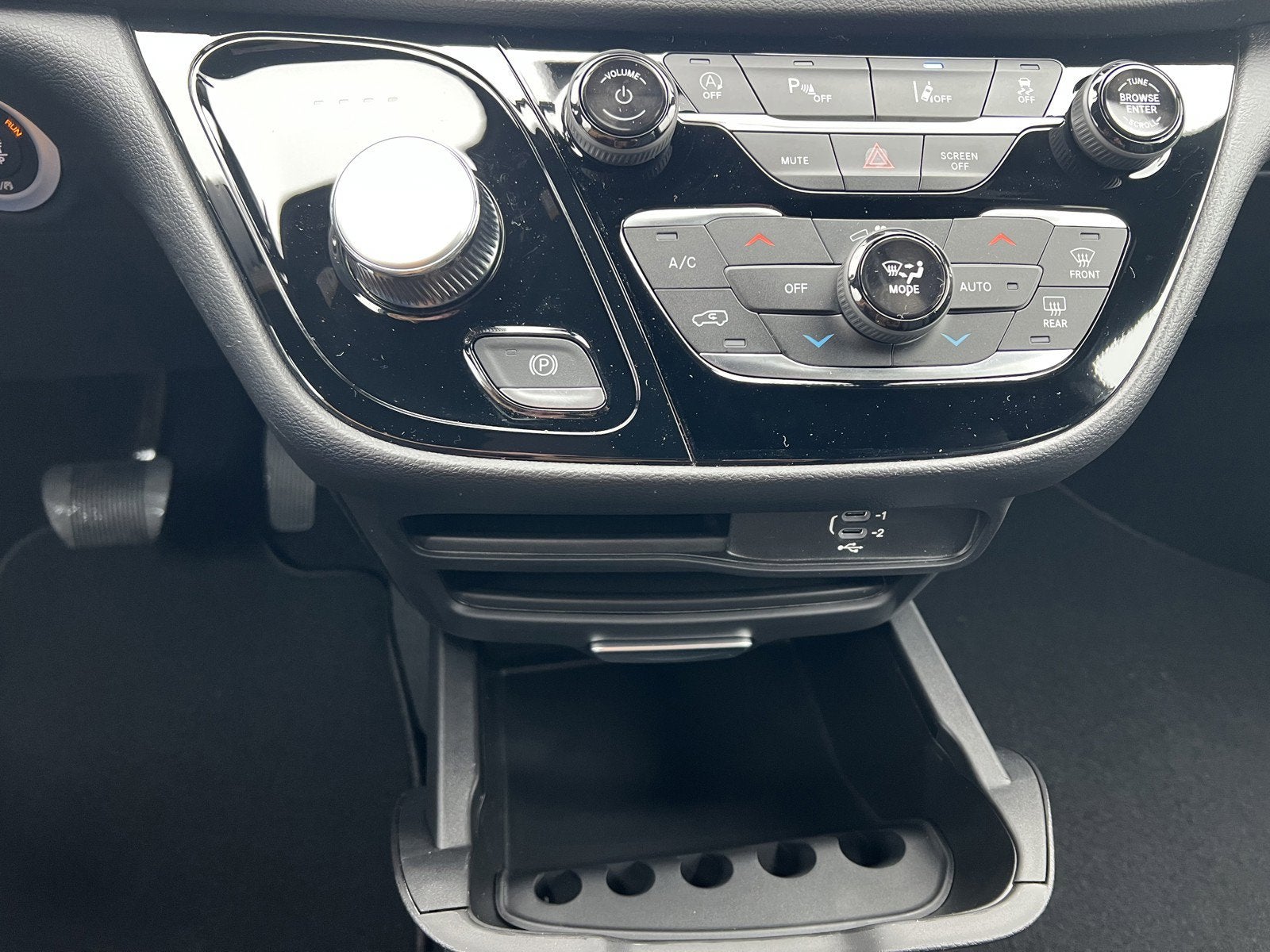 2026 Chrysler Voyager LX