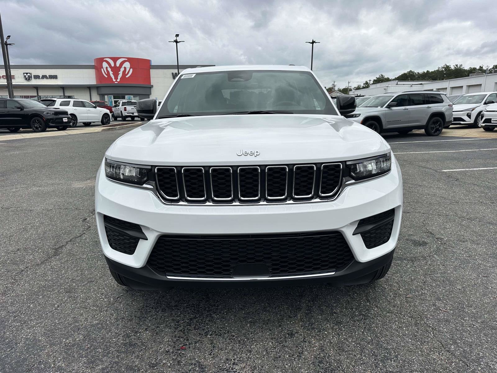 2027 Jeep Grand Cherokee GRAND CHEROKEE LAREDO 4X2