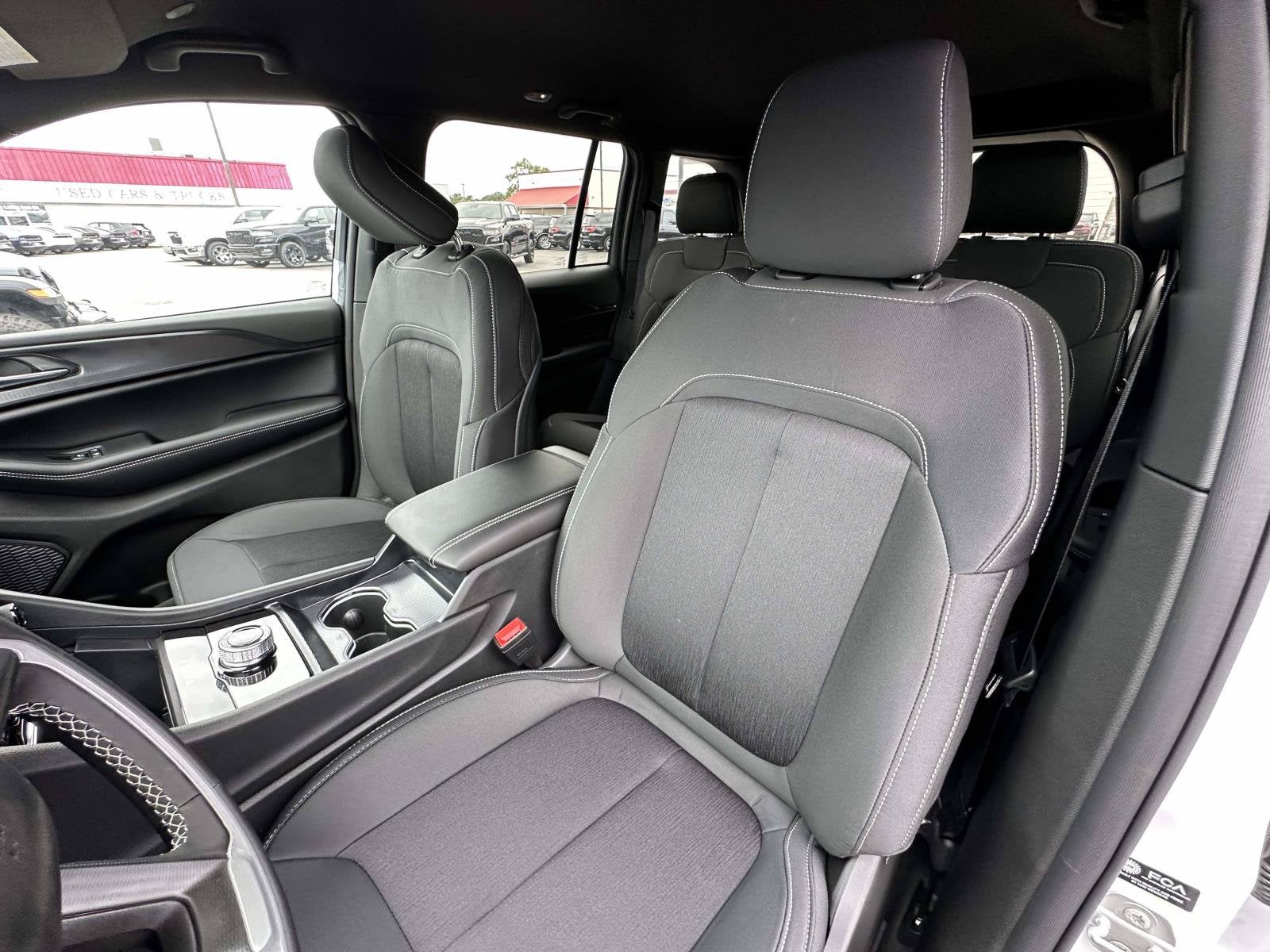 2027 Jeep Grand Cherokee GRAND CHEROKEE LAREDO 4X2