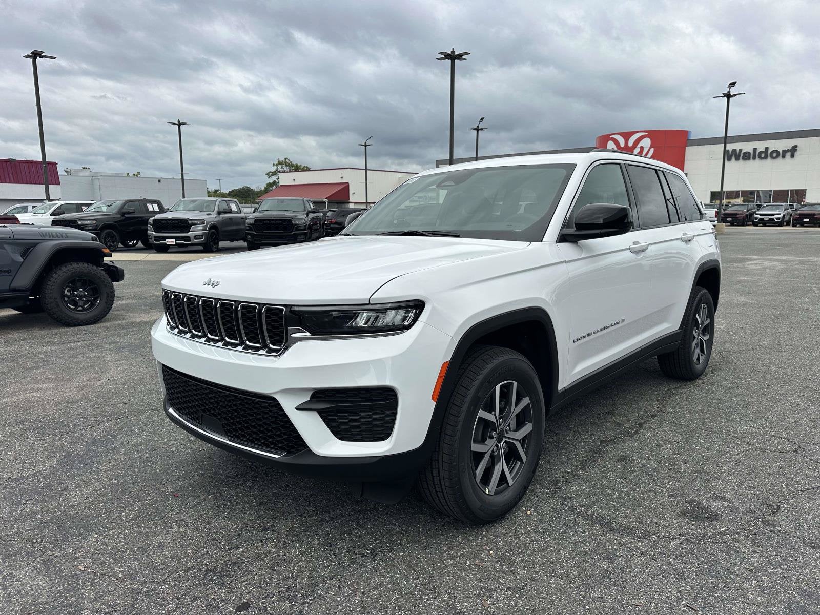 2027 Jeep Grand Cherokee GRAND CHEROKEE LAREDO 4X2