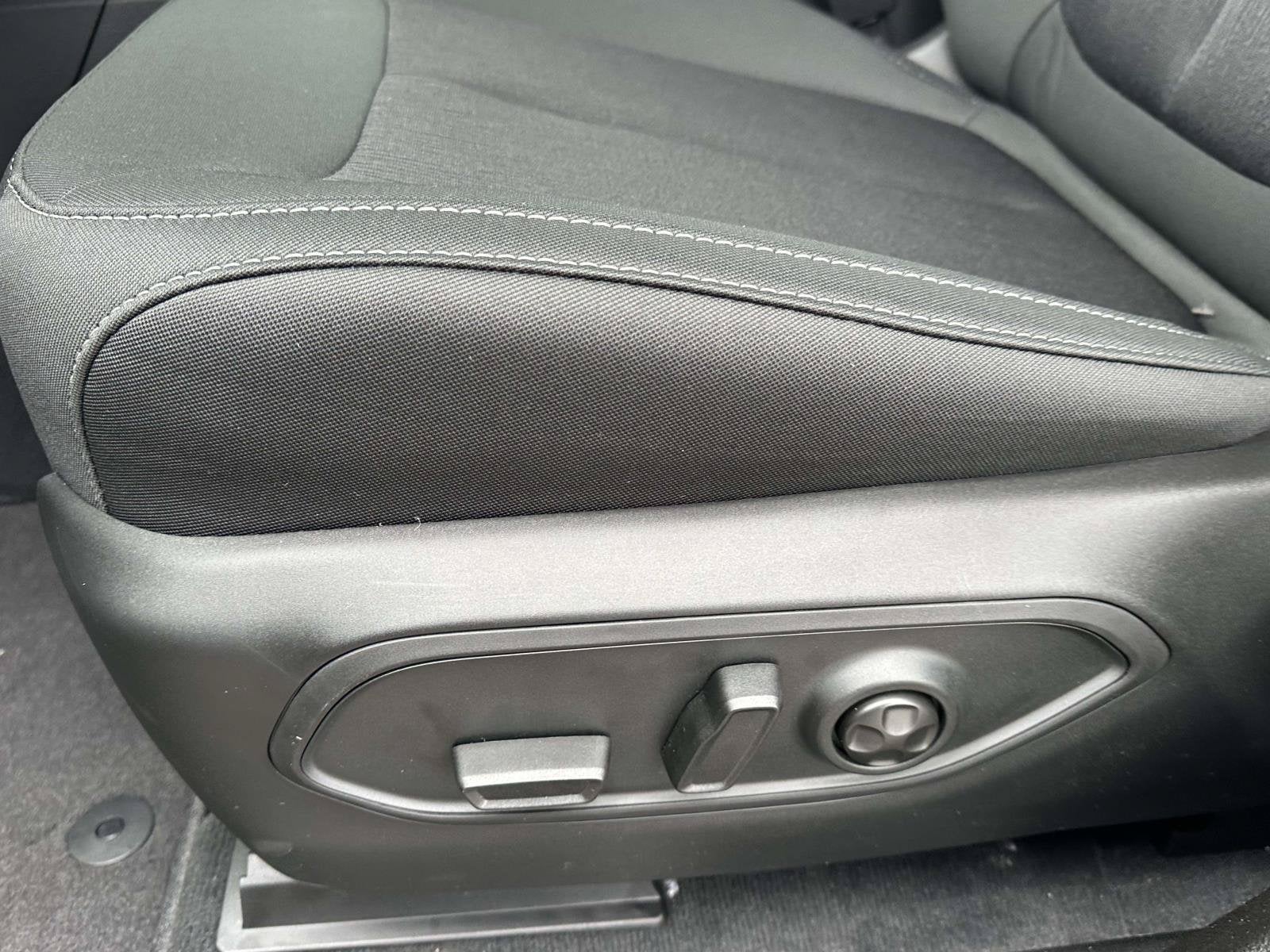 2027 Jeep Grand Cherokee GRAND CHEROKEE LAREDO 4X2