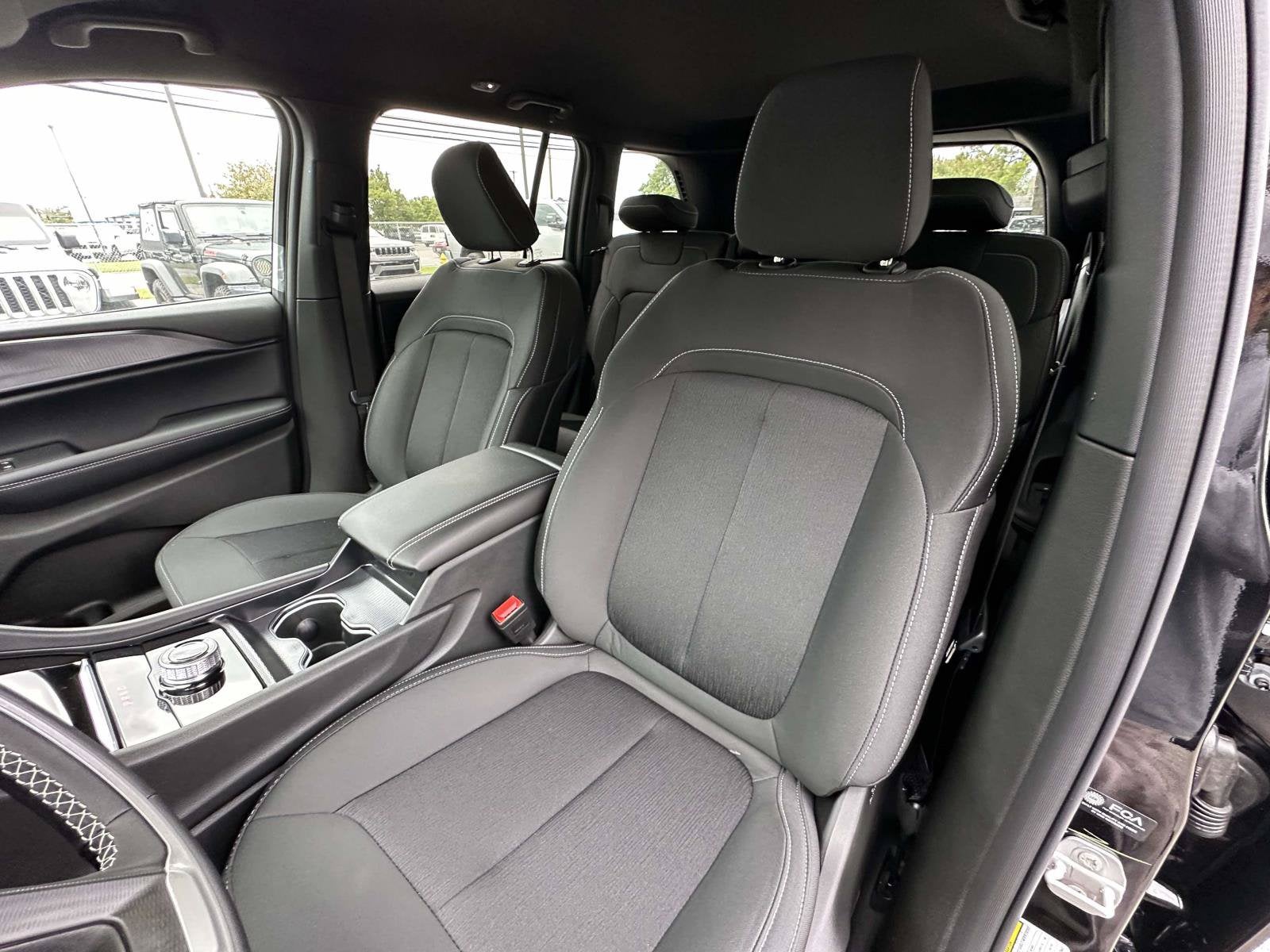 2027 Jeep Grand Cherokee GRAND CHEROKEE LAREDO 4X2