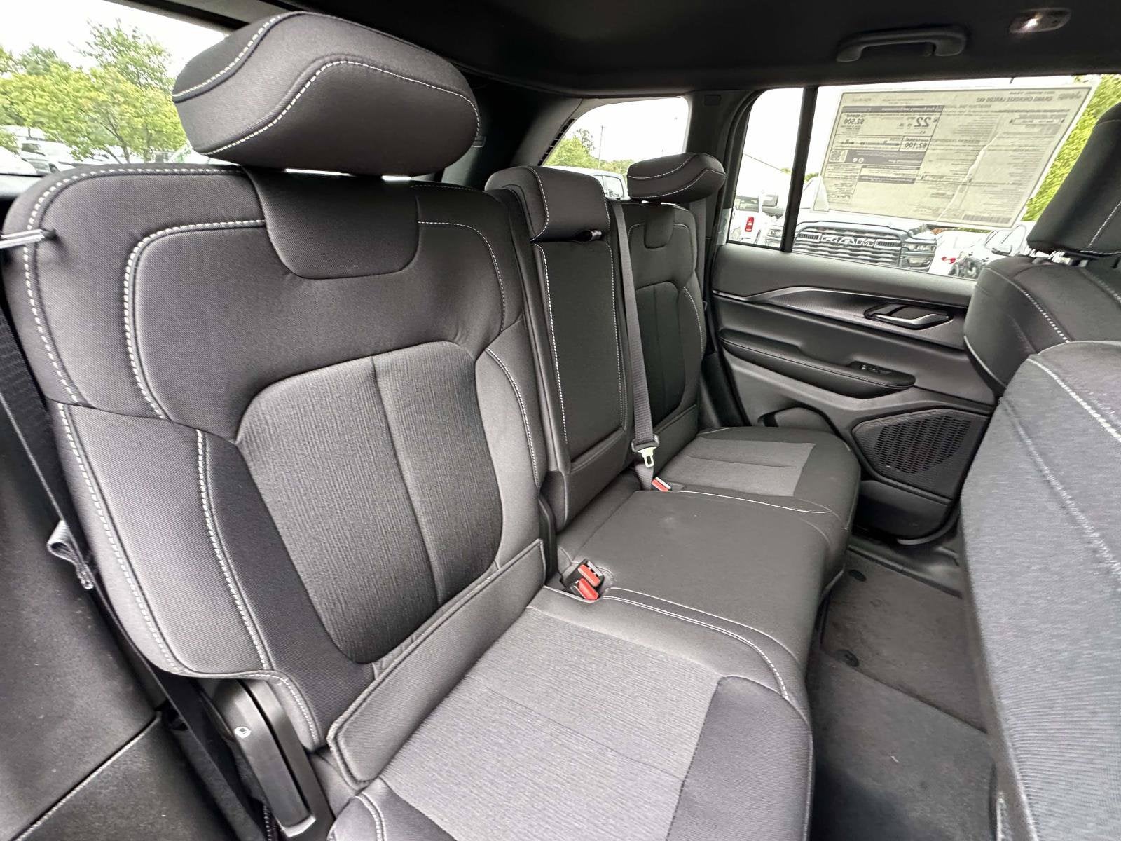2027 Jeep Grand Cherokee GRAND CHEROKEE LAREDO 4X2