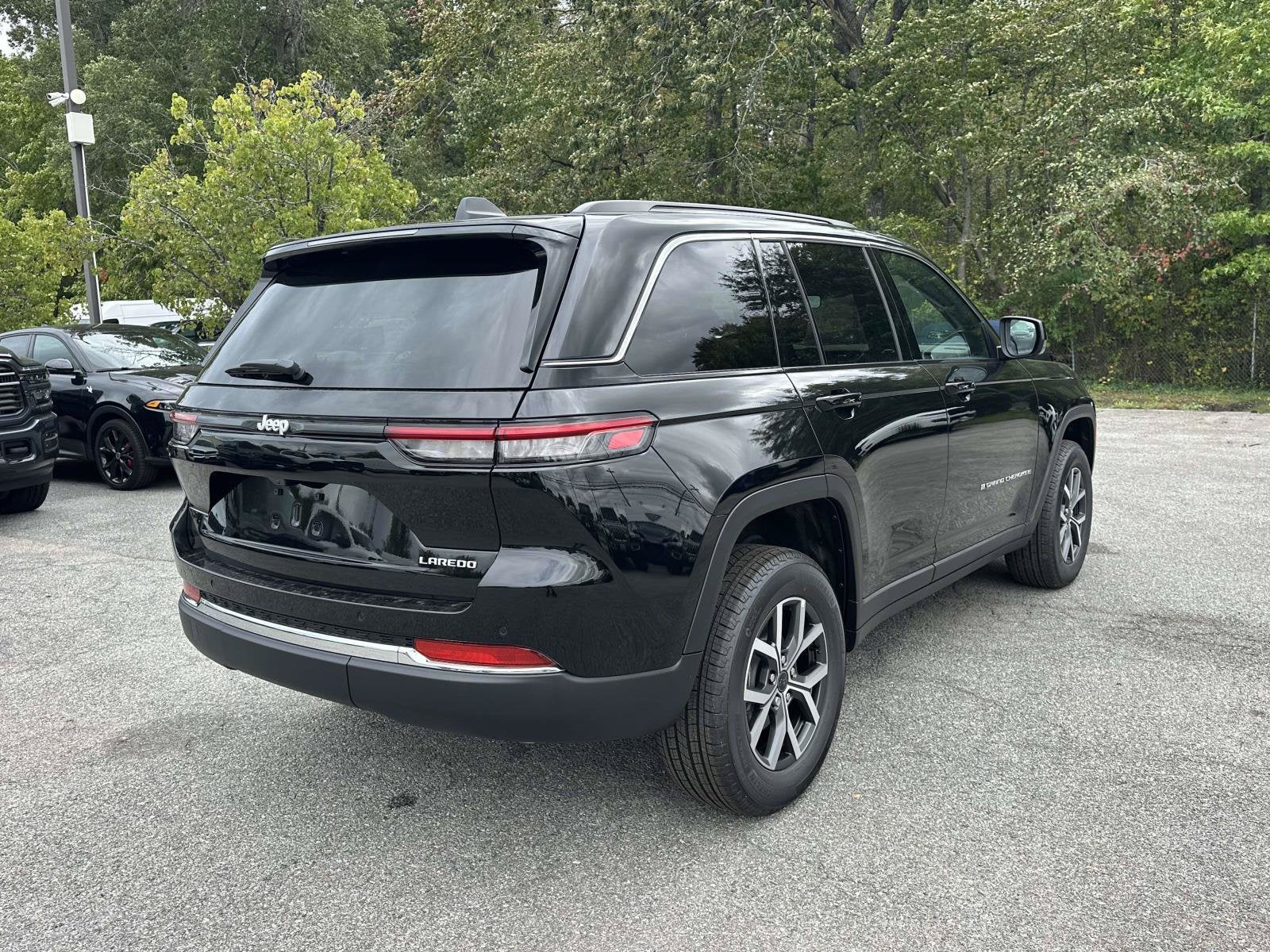 2027 Jeep Grand Cherokee GRAND CHEROKEE LAREDO 4X2