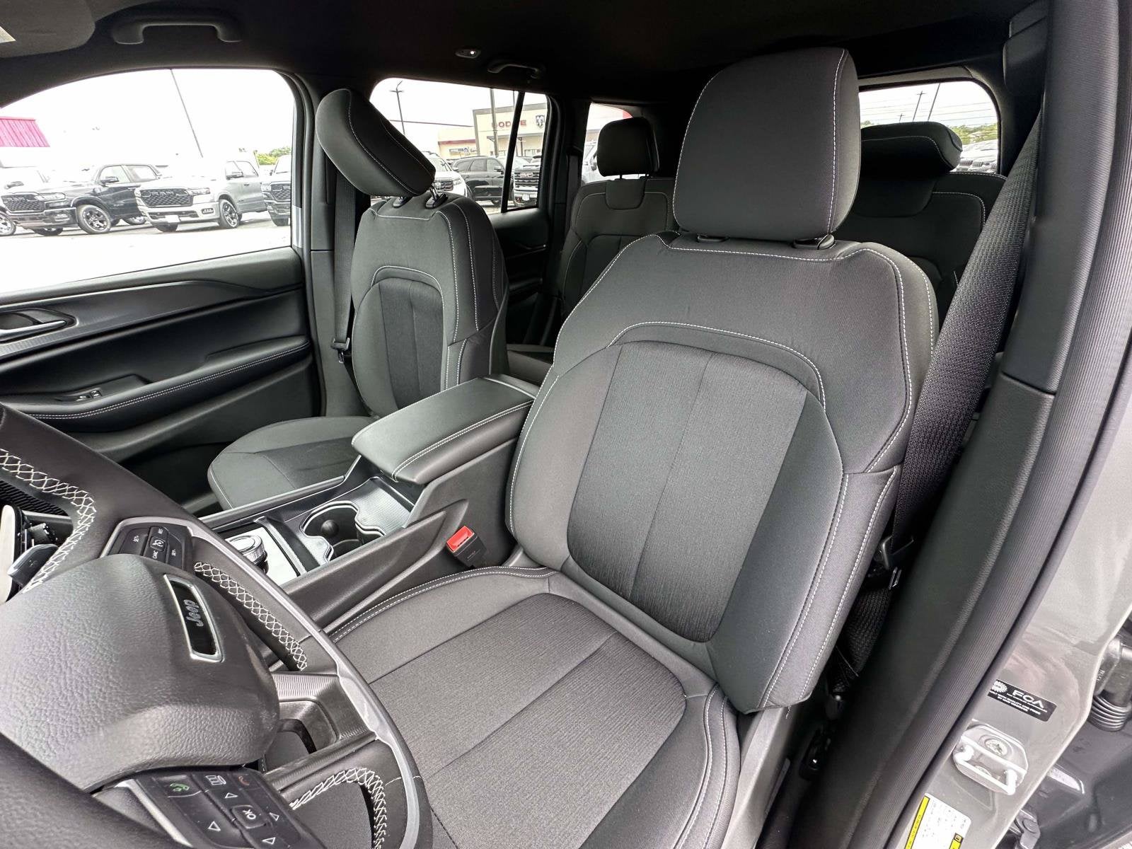 2027 Jeep Grand Cherokee GRAND CHEROKEE LAREDO 4X2