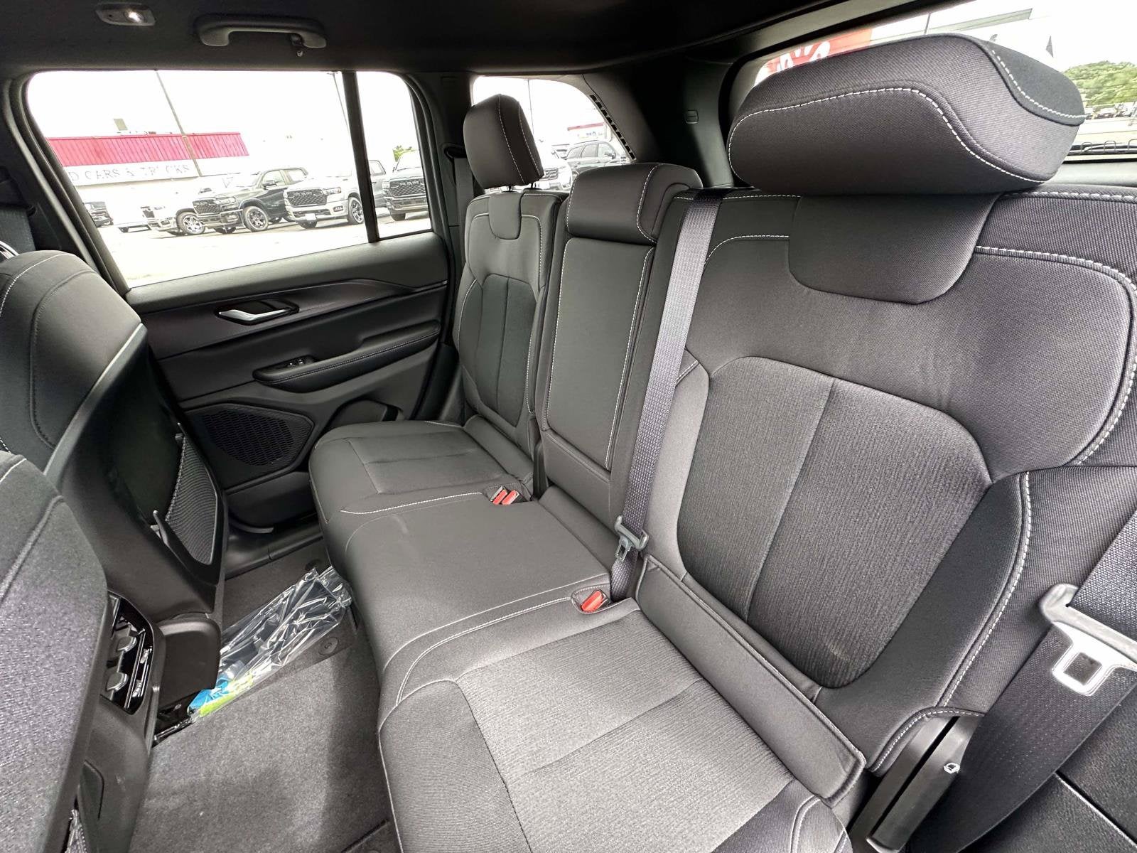 2027 Jeep Grand Cherokee GRAND CHEROKEE LAREDO 4X2