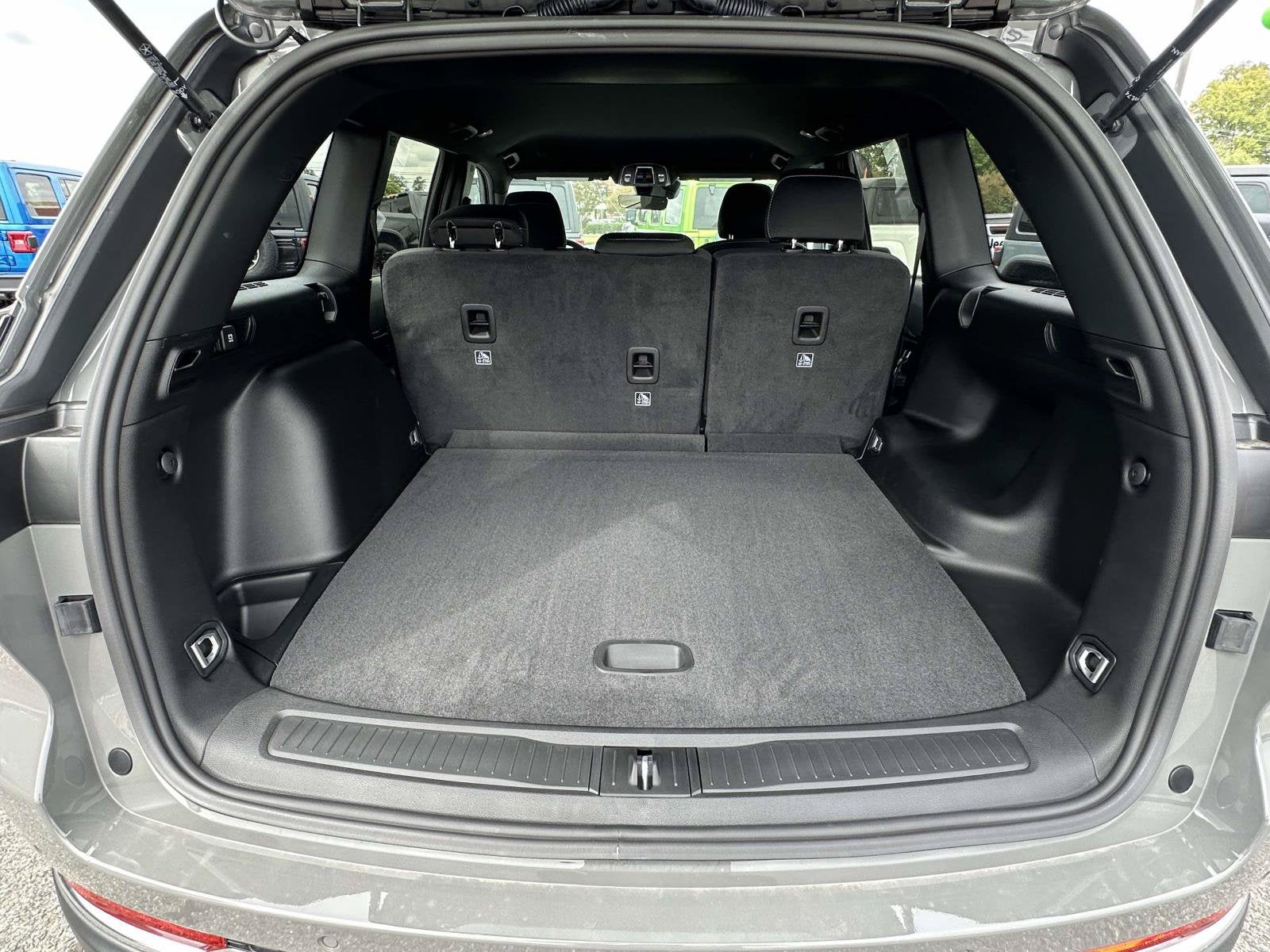 2027 Jeep Grand Cherokee GRAND CHEROKEE LAREDO 4X2