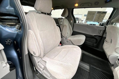 2017 Toyota Sienna LE Auto Access Seat